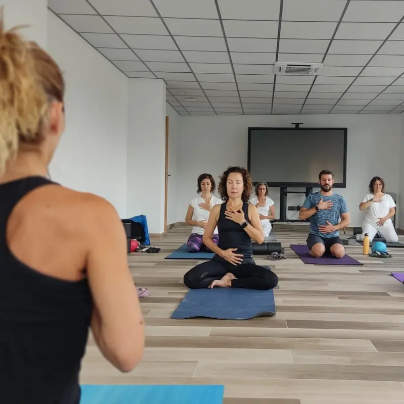 Ejercicio de respiración en una de las sesiones de yoga