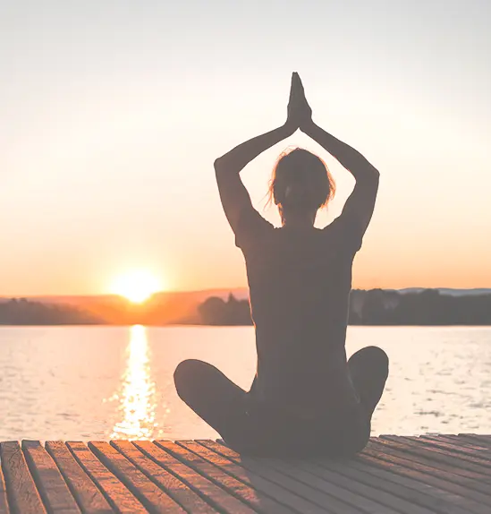 Mujer practicando yoga al aire libre